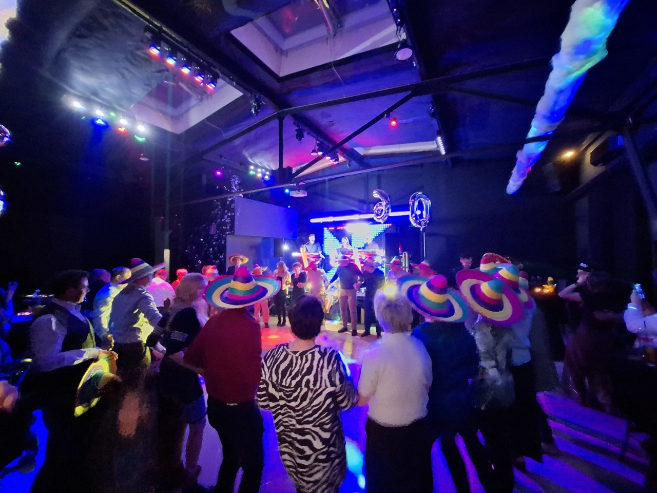 Geburtstagsfeier im Eventraum The Puls mit Bühne und DJ-Pult